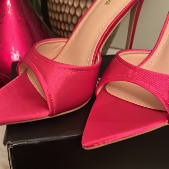 Pink satin - Picture 2 of 3